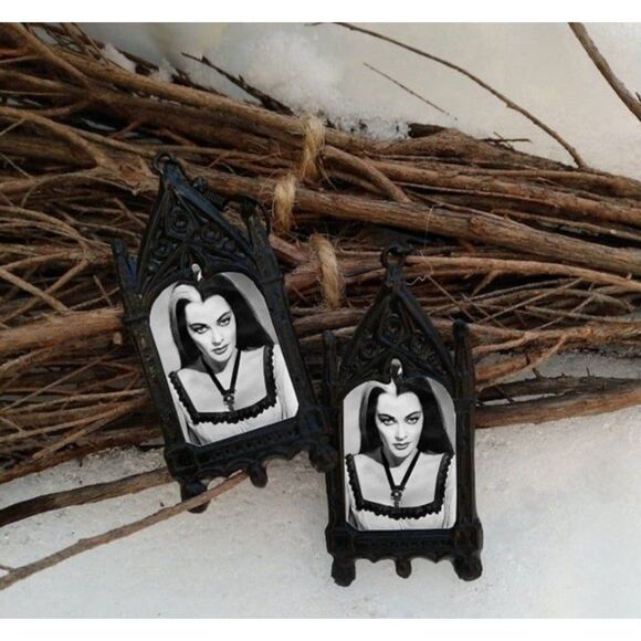 Lily Munster The Munsters Earring Vintage Halloween Jewelry Sitcom Women's Icon - Picture 1 of 1